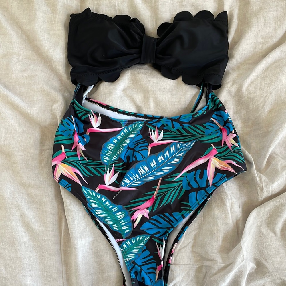 Women’s strapless bathing suit